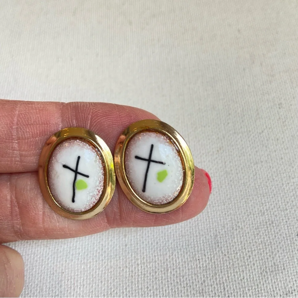 White porcelain cuff links in goldtone vintage with crosses marked Pat Pending